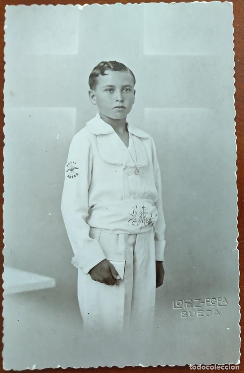 Fotograf&iacute;a antigua: FOTOGRAF&Iacute;A DE UN NI&Ntilde;O DE COMUNI&Oacute;N CON EL YUGO Y LAS FLECHAS - FOT&Oacute;GRAFO L&Oacute;PEZ-EGEA, SUECA (VALENCIA)