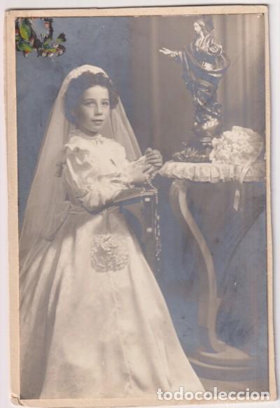 Photographie ancienne: Fotograf&iacute;a (14 x9 cm.) sobre cart&oacute;n. Calcamon&iacute;a de una mariposa en &aacute;ngulo superior izquierdo