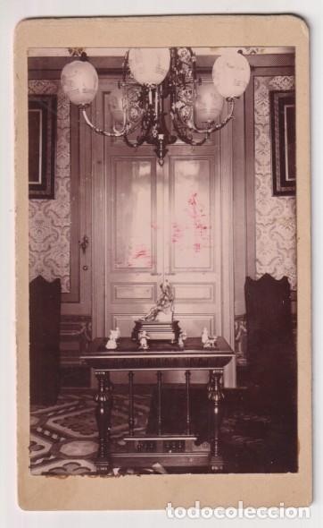 Fotograf&iacute;a antigua: Albumina (12,5x8 cm.) sobre cart&oacute;n. Interior de casa. Fot&oacute;grafo Jos&eacute; Prat. Manresa. Siglo XIX-XX