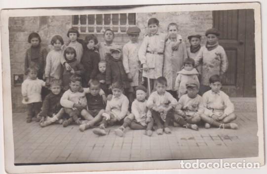 Fotograf&iacute;a antigua: Foto Tarjeta Postal. Grupo de ni&ntilde;os a la Puerta de un colegio. A&ntilde;os 30