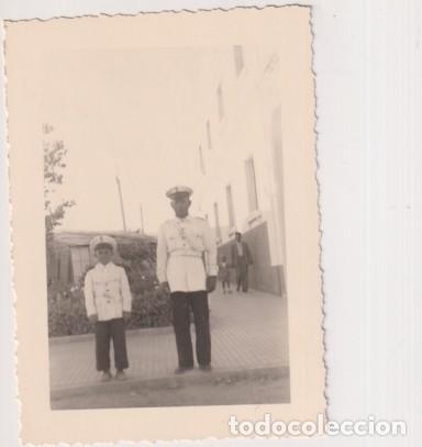 Fotograf&iacute;a antigua: Fotograf&iacute;a: Al dorso: Dos de una banda de M&uacute;sica en Barbate de Franco con uniforme muy parecido al d