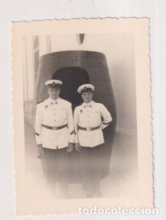 Fotograf&iacute;a antigua: Infantes de Marina de San Fernando en las bodegas Gonz&aacute;lez Bias, Jerez de la frontera. A&ntilde;o 1955. Fot