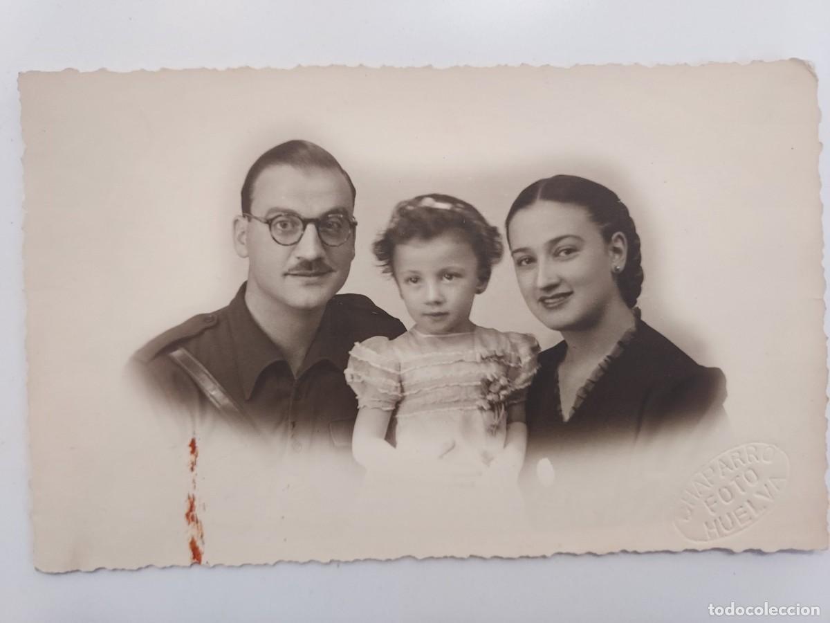 Fotograf&iacute;a antigua: FOTOGRAFO FOTO CHAPARRO HUELVA. FOTO ESTUDIO FAMILIAR MILITAR &iquest;FALANGE?. 13 X 8 CM. CA. 1930-1940