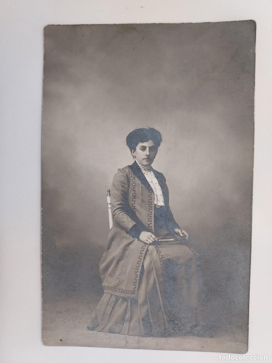 Fotograf&iacute;a antigua: FOTOGRAFO AGUILAR, MADRID SAN BERNARDO 19. RETRATO SE&Ntilde;ORA ABANICO. 9 X 14 CM. CA. 1910-1920