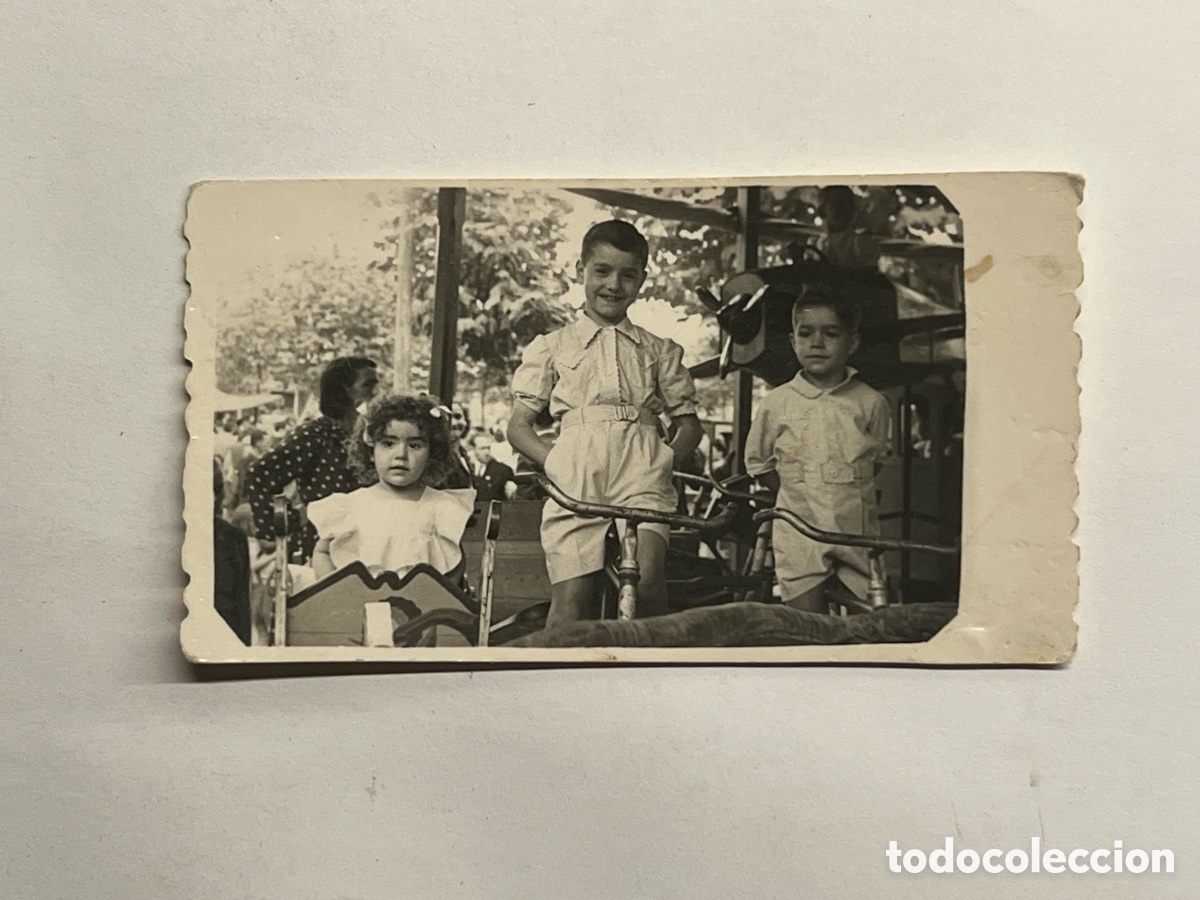 Photographie ancienne: NI&Ntilde;OS MINUTEROS.. fotograf&iacute;a un d&iacute;a en el Carrusel de la Feria.. (h.1950?) Med&iacute;das: 4,5 x 8,5