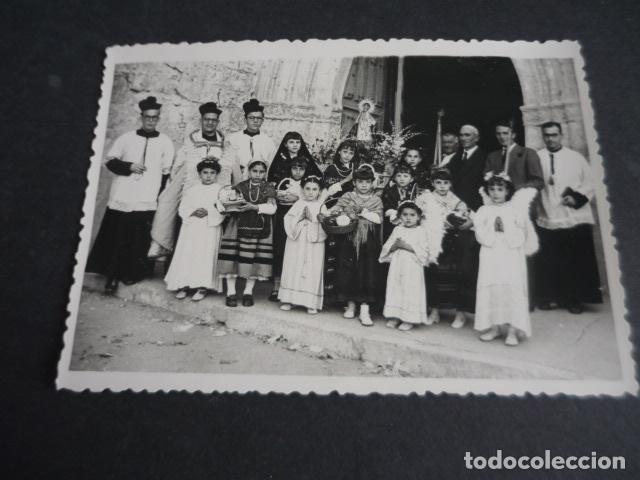 Photographie ancienne: NI&Ntilde;OS LLEVANDO EN PROCESION A VIRGEN EN LA PROVINCIA DE BURGOS FOTOGRAFIA 8,5 X 12 CM