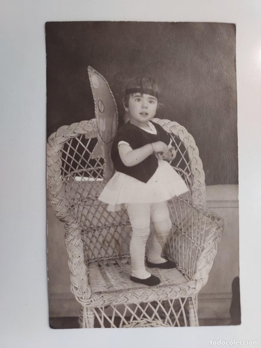 Fotograf&iacute;a antigua: RETRATO NI&Ntilde;A EN SILLA DE MIMBRE. PRINCIPIOS SIGLO XX. 8,5 X 13,5 CM