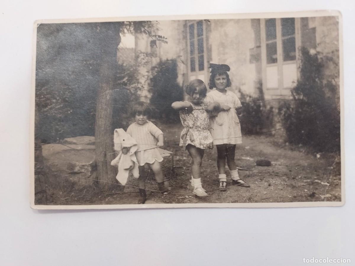 Fotograf&iacute;a antigua: FOTOGRAFIA ANTIGUA 3 NI&Ntilde;AS POSANDO EN JARDIN. CA. 1920-1930. 8 X 13 CM