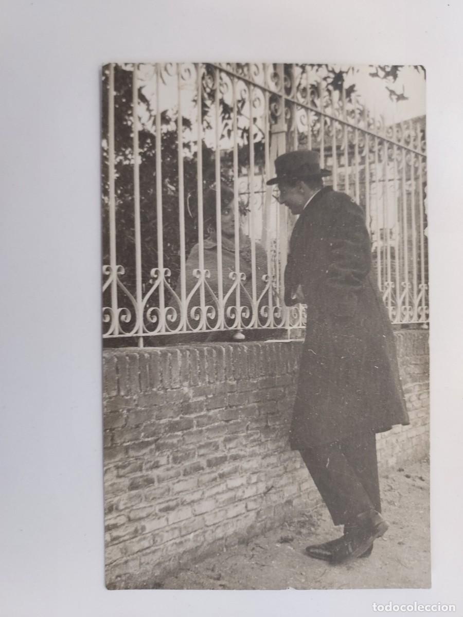 Fotograf&iacute;a antigua: FOTOGRAFIA ANTIGUA RETRATO DE PAREJA JUNTO A REJA DE JARDIN. CA. 1920-1925. 8 X 13