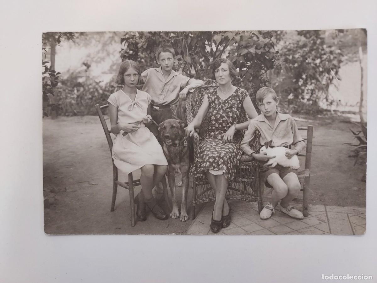 Fotograf&iacute;a antigua: FOTOGRAFIA ANTIGUA RETRATO FAMILIAR JARDIN MASCOTAS PERRO CONEJO. 9 X 14. CA. 1940-1950