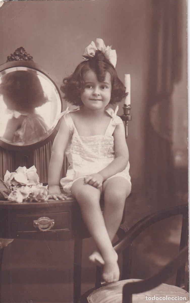 Fotograf&iacute;a antigua: Postal fotogr&aacute;fica ni&ntilde;a con espejo. Roca Grand Prix Madrid Tetuan.