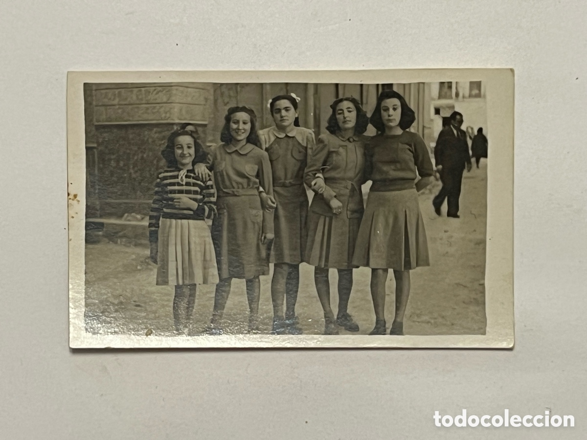 Fotograf&iacute;a antigua: MINUTEROS.. Fotograf&iacute;a Cinco Ni&ntilde;as de Gand&iacute;a (h.1945?) Med&iacute;das: 4,5 x 7 cm.