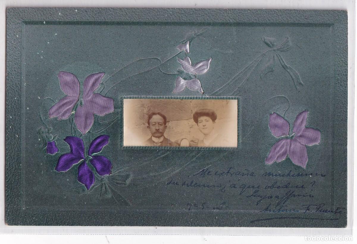 Fotograf&iacute;a antigua: Postal con relieve flores y retrato de pareja. Escrita. Sin circular.