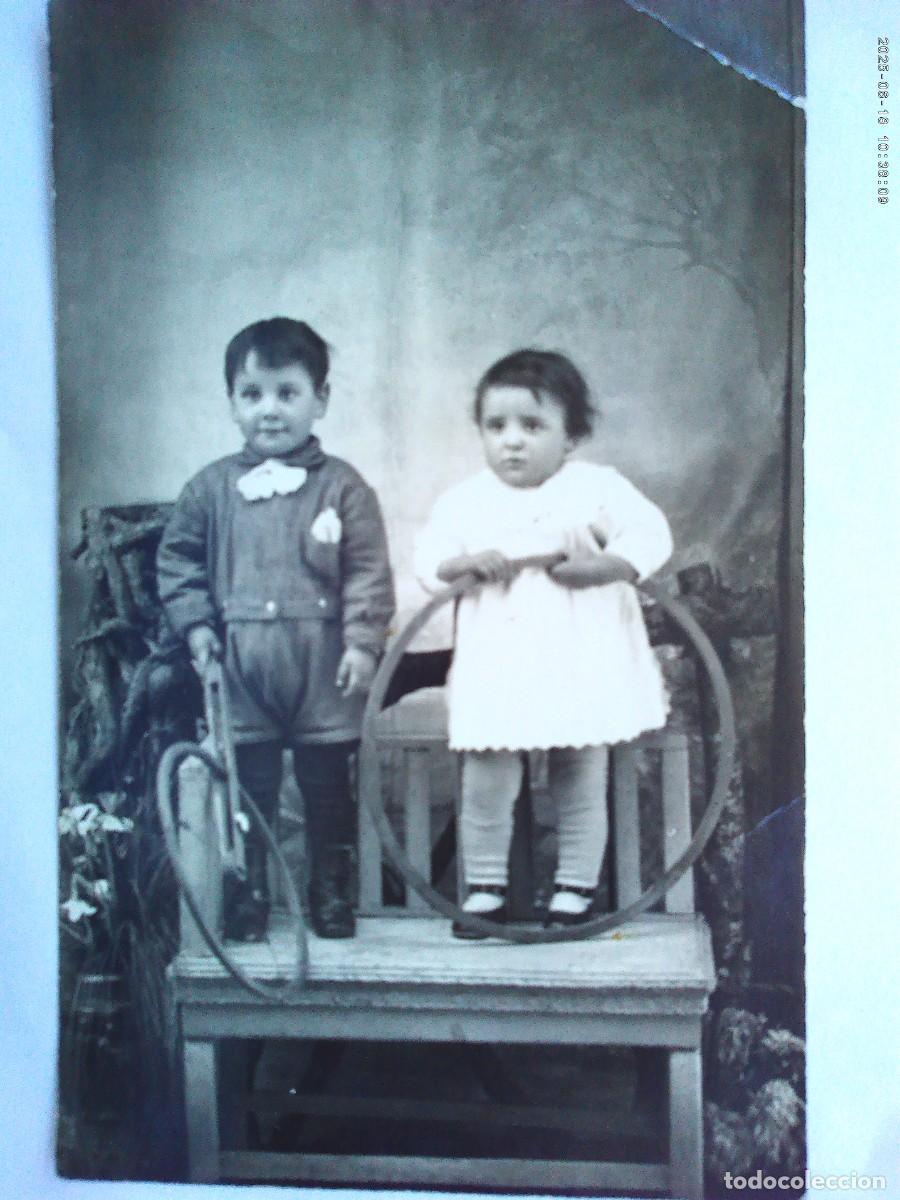 Fotograf&iacute;a antigua: BONITA FOTO DE ESTUDIO DE NI&Ntilde;OS CON JUGUETES , AROS . PRINCIPIOS DE SIGLO