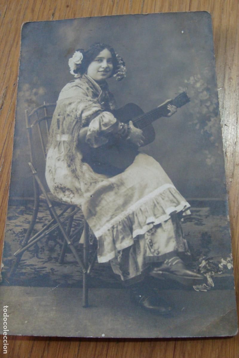 Fotograf&iacute;a antigua: ANTIGUA FOTOGRAFIA DE CHICA CON GUITARRA Y TRAJE REGIONAL. FOTO M.GARCIA. OVIEDO A&Ntilde;OS 1910-1920