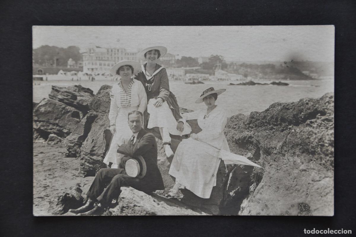 Fotografia antiga: J&Oacute;VENES EN LA PLAYA POSIBLEMENTE EN EL PAIS VASCO
