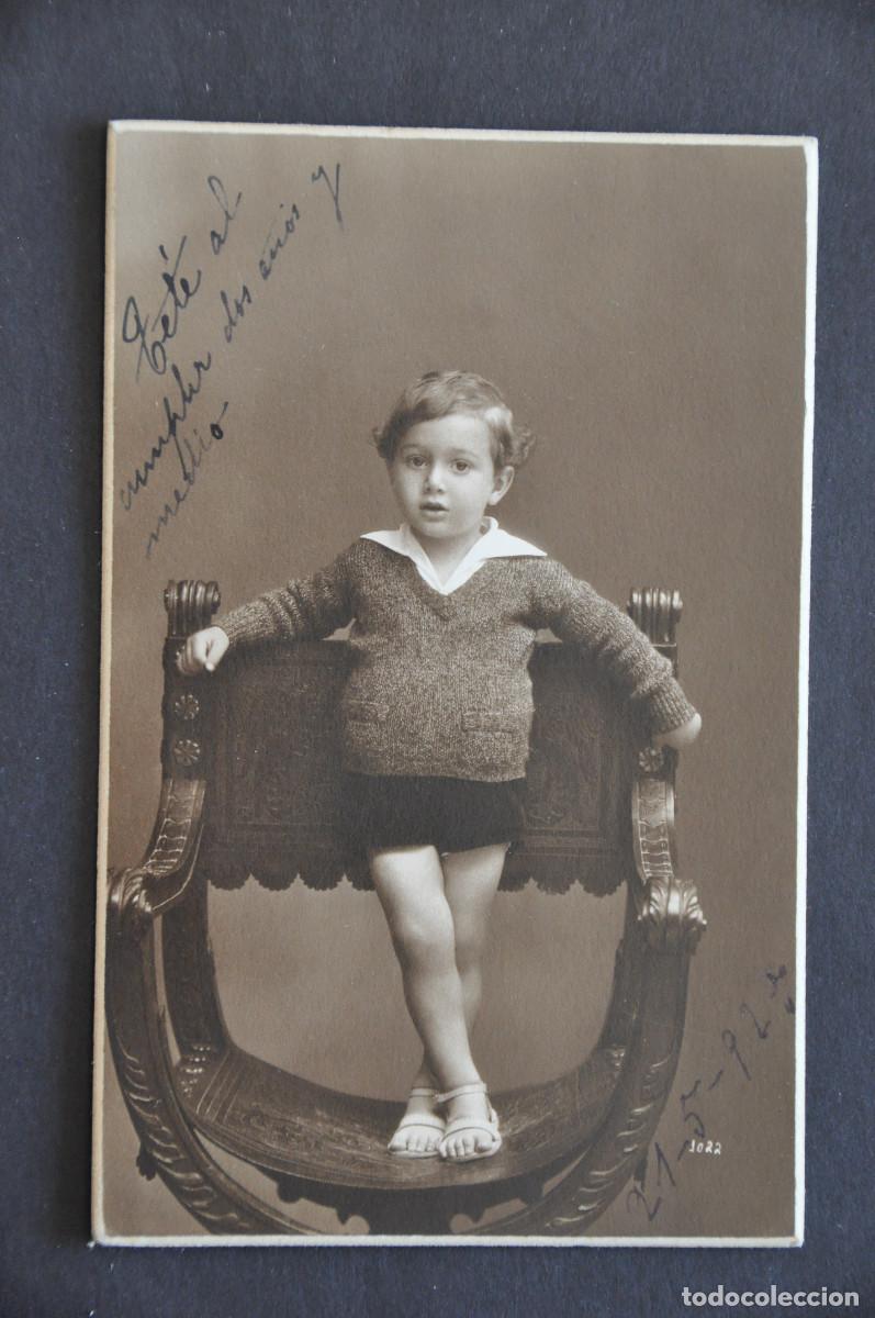Fotograf&iacute;a antigua: RETRATO DE UN NI&Ntilde;O SUBIDO A UNA SILLA - FOT&Oacute;GRAFO GARRORENA (BADAJOZ) - FECHADA EN 1927