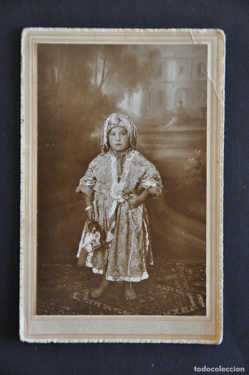 Fotograf&iacute;a antigua: NI&Ntilde;A CON ATUENDO &Aacute;RABE - FOT&Oacute;GRAFO PERERA (LARACHE) - FECHADA EN 1930