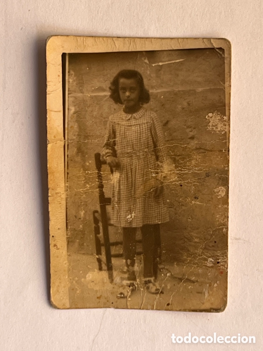 Fotograf&iacute;a antigua: ELDA. Minuteros Ni&ntilde;a con Silla.. Guerra Civil Espa&ntilde;ola (h.1939?) Med&iacute;das: 4,5 x 7 cm.
