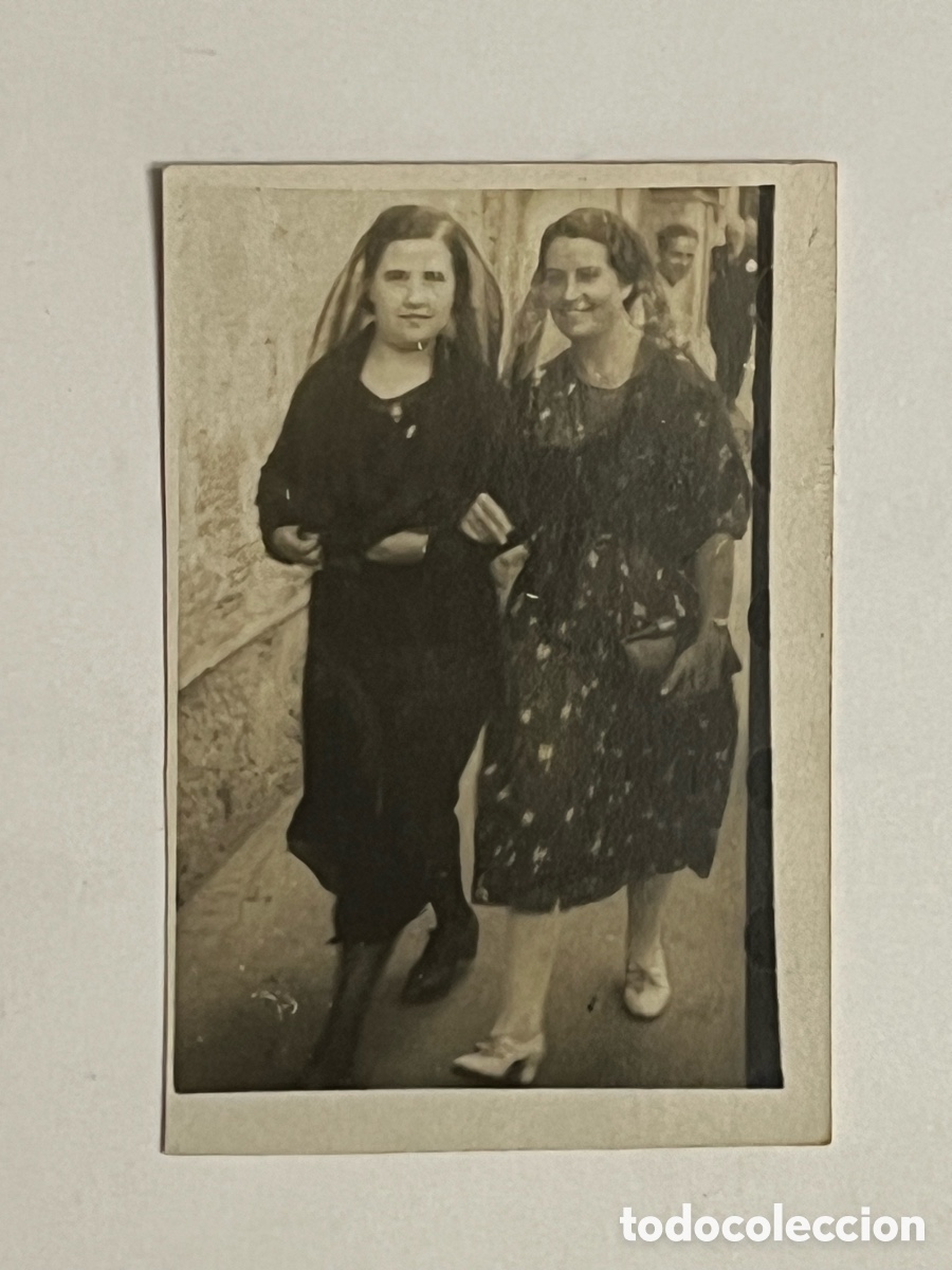 Fotograf&iacute;a antigua: MINUTEROS. Dos j&oacute;venes con velo al salir de Misa (h.1930?) Med&iacute;das: 5 x 7,5 cm