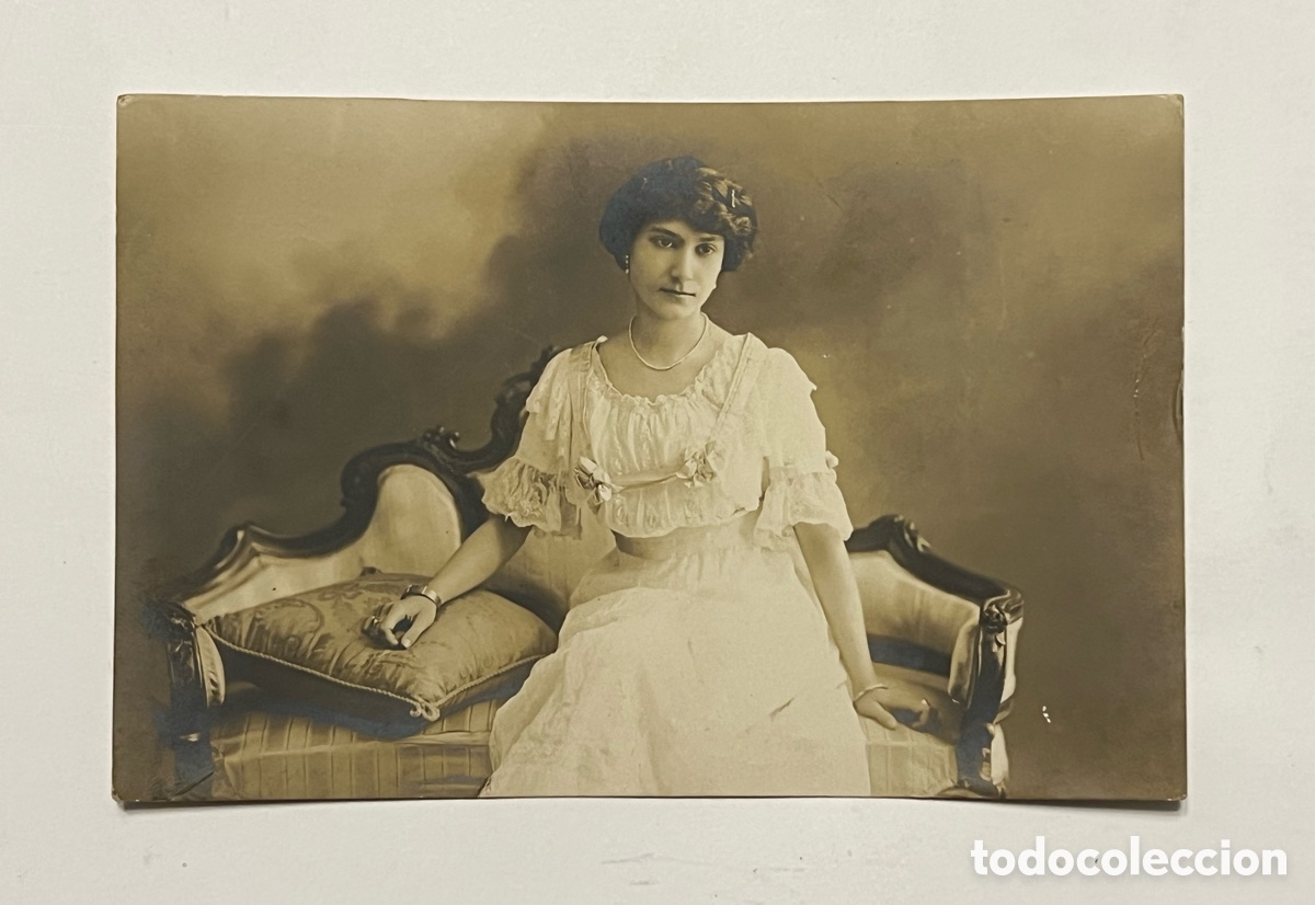 Fotograf&iacute;a antigua: MADRID, Veron&eacute;s, fotografo, la joven Teresita a sus t&iacute;os de Barcelona (a.1913) Medidas: 14 x 9 cm