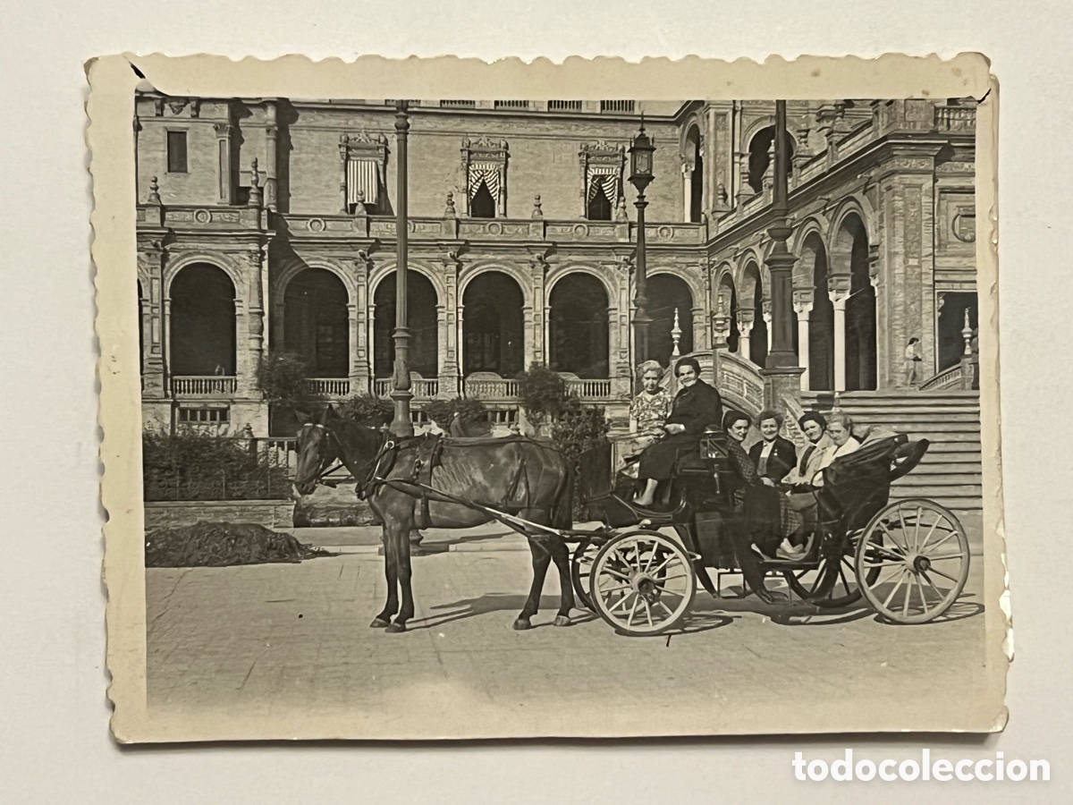 Fotograf&iacute;a antigua: MINUTEROS SEVILLA. Fotograf&iacute;a Plaza de Espa&ntilde;a. Paseo a caballo.. (a.1956) Medidas: 6,5 x 9 cm
