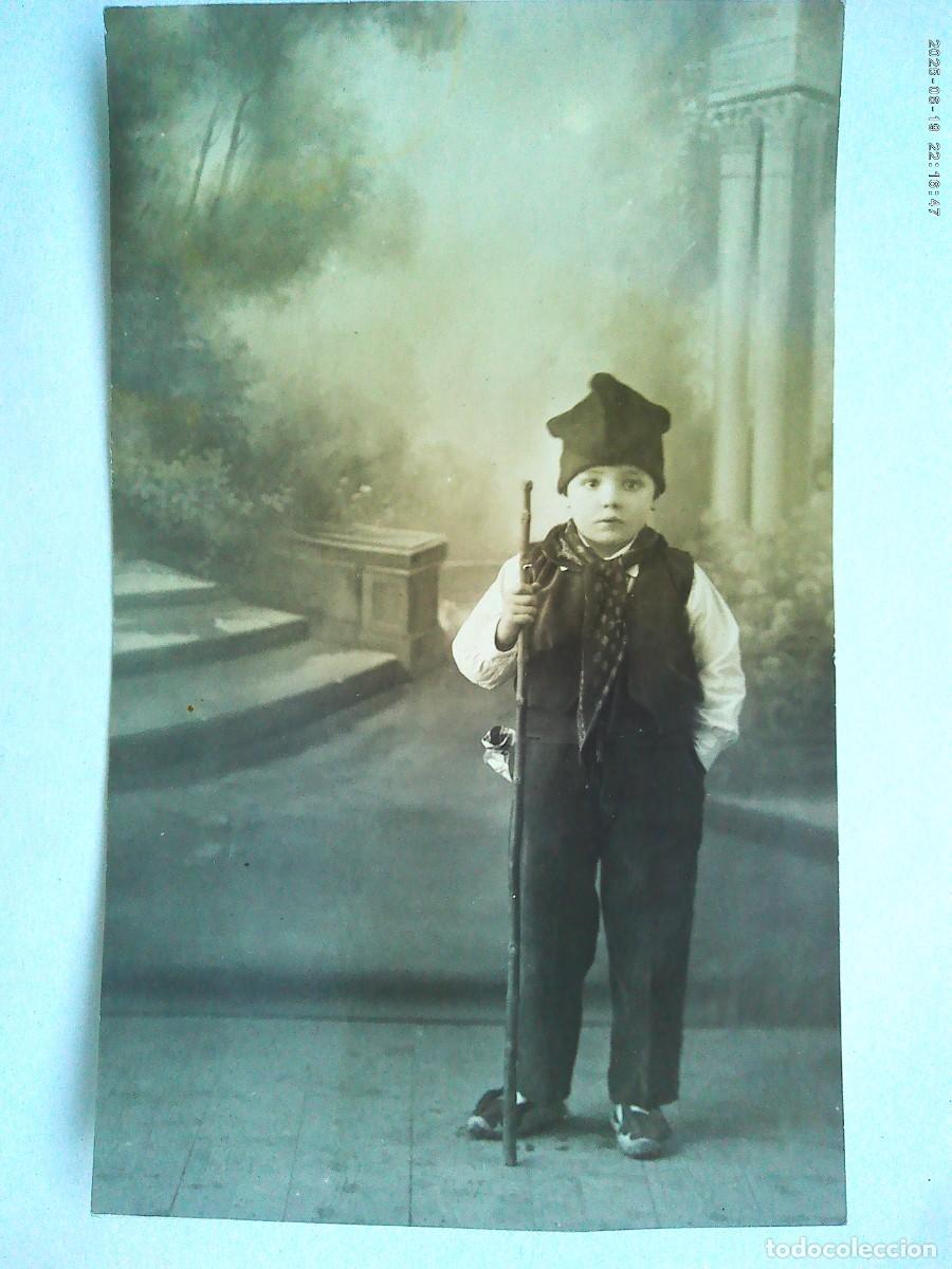 Fotograf&iacute;a antigua: PRECIOSA FOTO DE ESTUDIO DE NI&Ntilde;O VESTIDO DE PAY&Eacute;S CATALAN, CON ALPARGATAS Y BARRETINA . PP. DE SIGLO