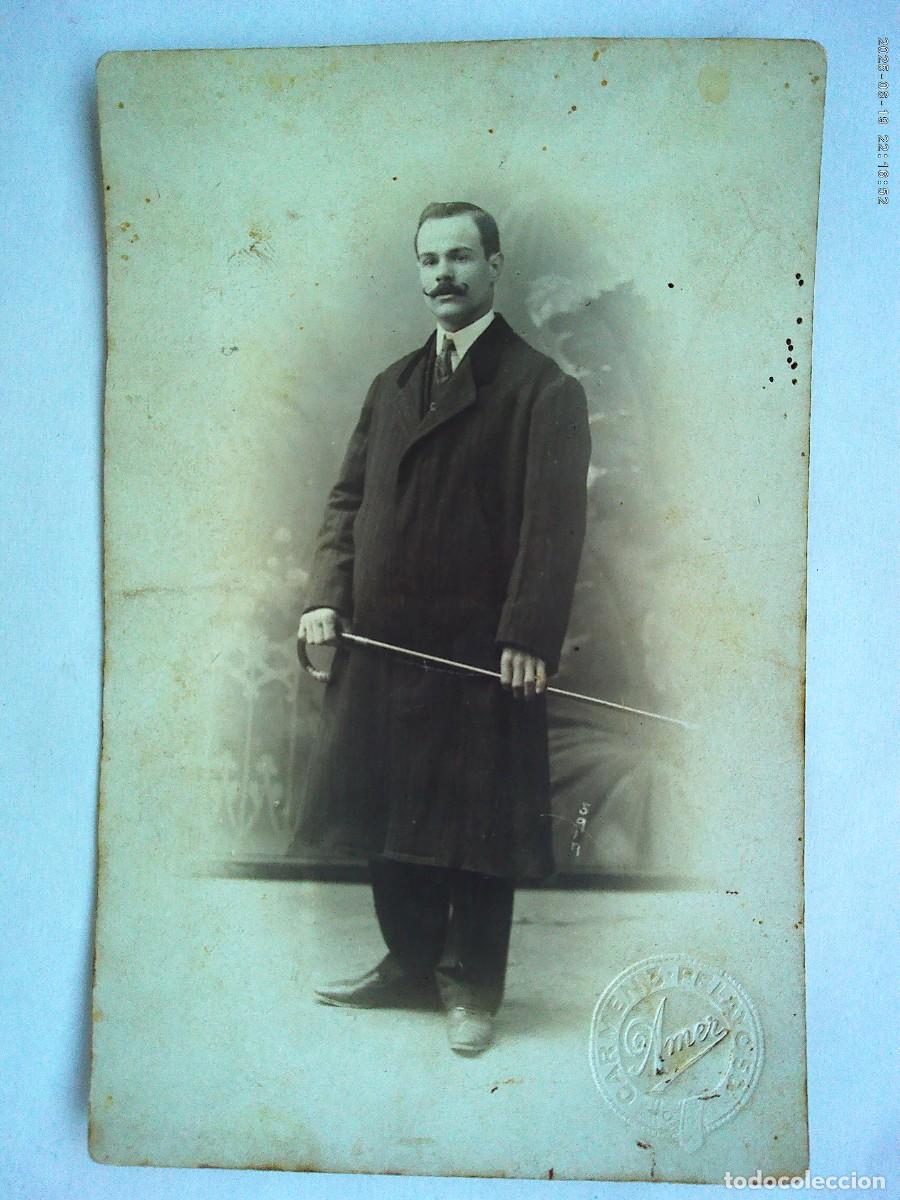 Fotograf&iacute;a antigua: BONITA FOTO DE ESTUDIO DE HOMBRE CON ABRIGO Y BASTON, PRINCIPIOS DE SIGLO. DE AMER , BARCELONA