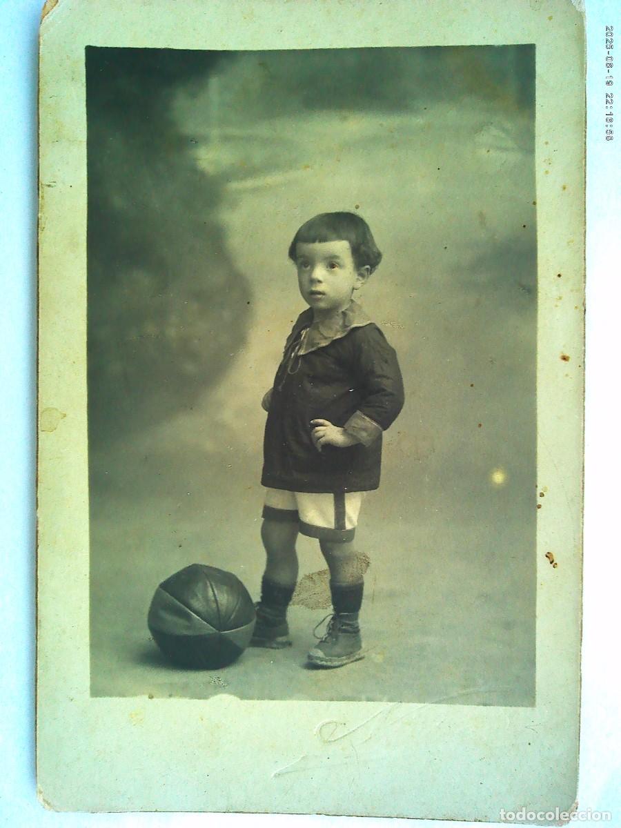 Photographie ancienne: PRECIOSA FOTO DE STUDIO DE NI&Ntilde;O FUTBOLISTA CON PELOTA, PRINCIPIOS DE SIGLO. DE NIEPCE , BARCELONA