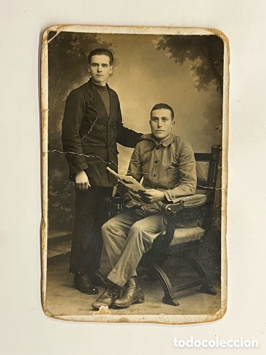Fotograf&iacute;a antigua: AMISTAD.. Pareja de Amigos que se apoyan&hellip; Fotograf&iacute;a antigua (h.1910?) Medidas: 14 x 9 cm