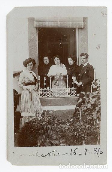 Fotograf&iacute;a antigua: VALENCIA DE ALCANTARA. CACERES. EXTREMADURA. OSMUNDO FONSECA FOTOGRAFO. POSANDO EN EL BALCON. 1910
