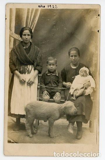 Fotograf&iacute;a antigua: VALENCIA DE ALCANTARA. CACERES. EXTREMADURA. FAMILIA POSANDO CON OVEJA.