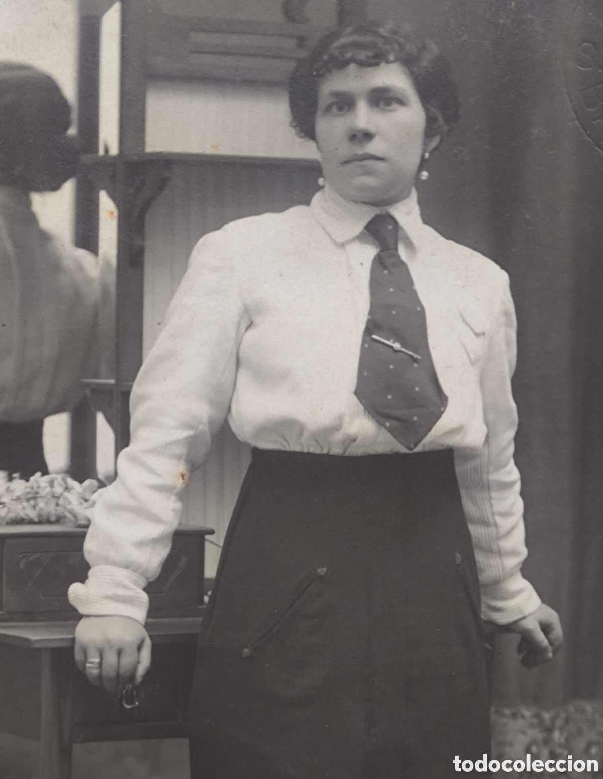 Fotograf&iacute;a antigua: FOTOGRAF&Iacute;A RETRATO DE ESTUDIO MUJER CON CORBATA POSTAL FOTOGR&Aacute;FICA FOT&Oacute;GRAFO BADALONA C. 1925