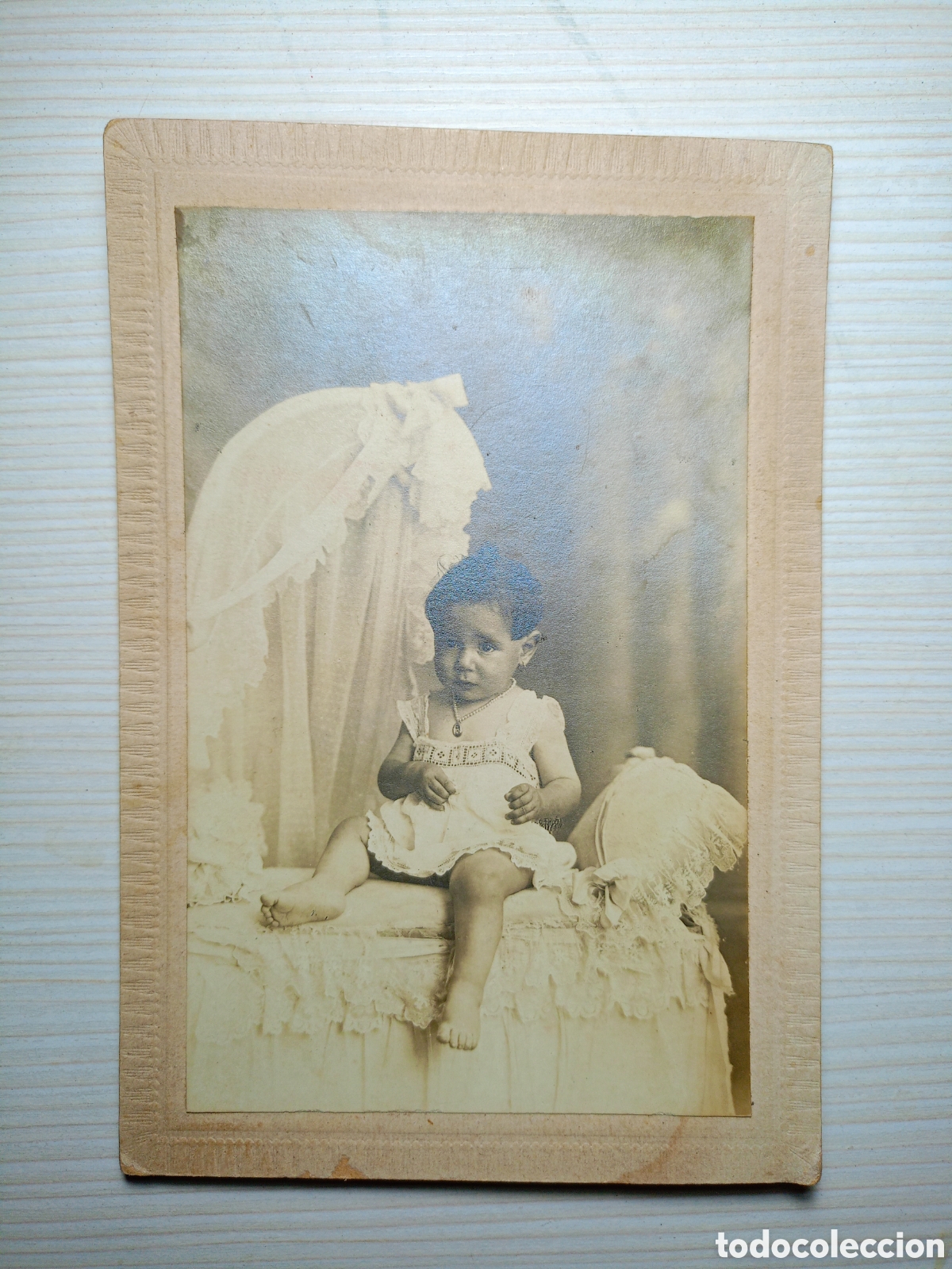 Fotograf&iacute;a antigua: Antigua fotograf&iacute;a de estudio ni&ntilde;a con vestido photo art Derrey Valencia 1921 tarjeta postal