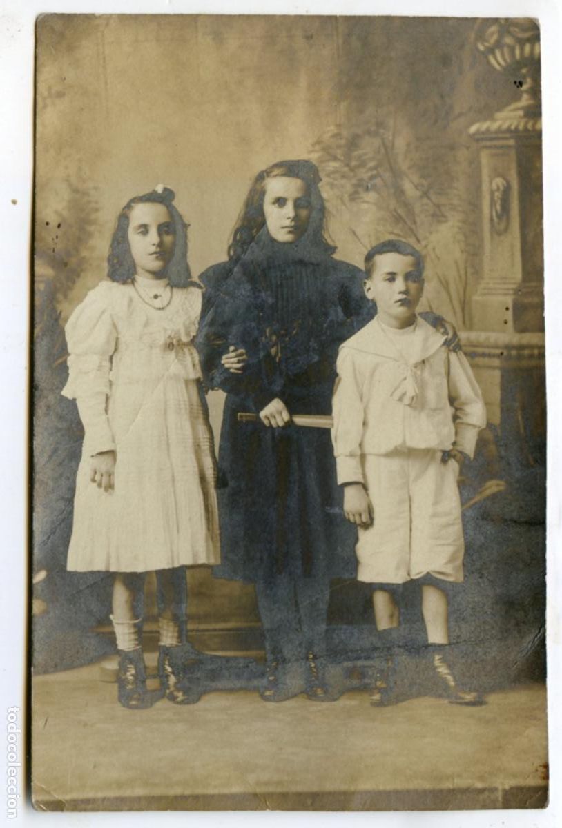 Fotograf&iacute;a antigua: Retrato de tres ni&ntilde;os, formato tarjeta postal, Aniceto fot&oacute;grafo, Santander, circa 1910