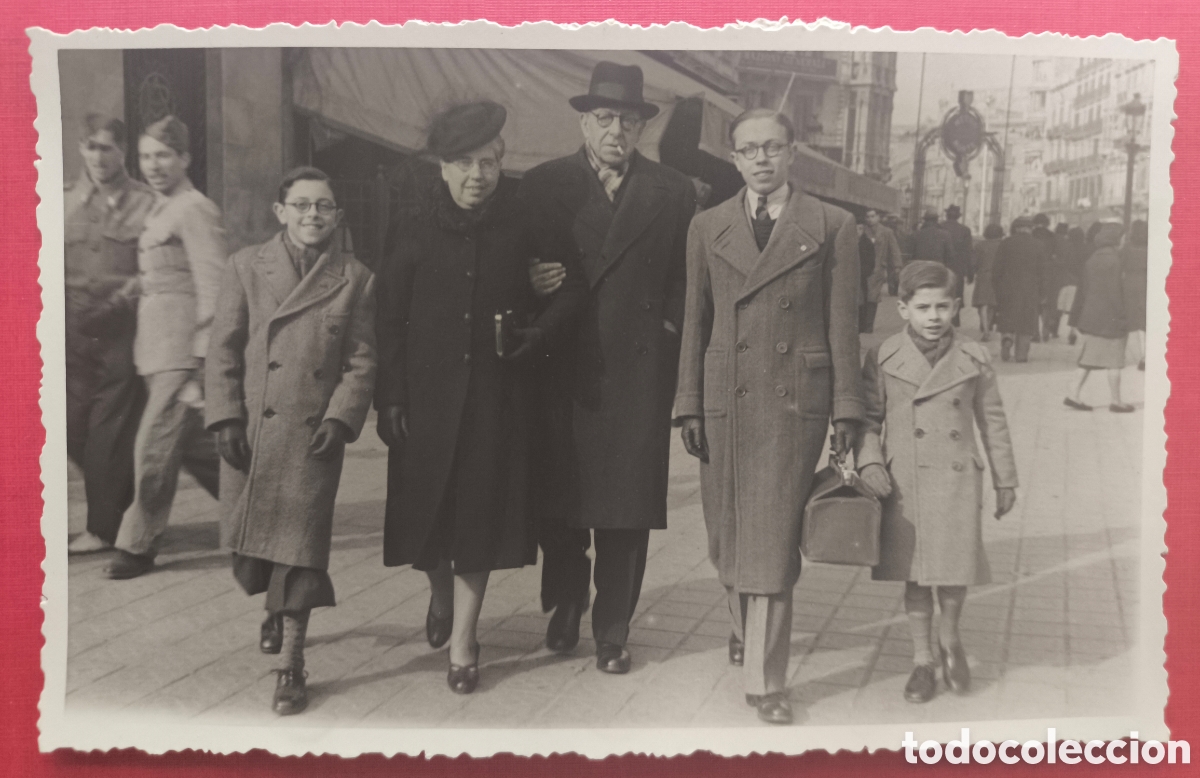 Fotograf&iacute;a antigua: FOTOGRAF&Iacute;A RETRATO FAMILIA CALLE ANIMADA BARCELONA 1943