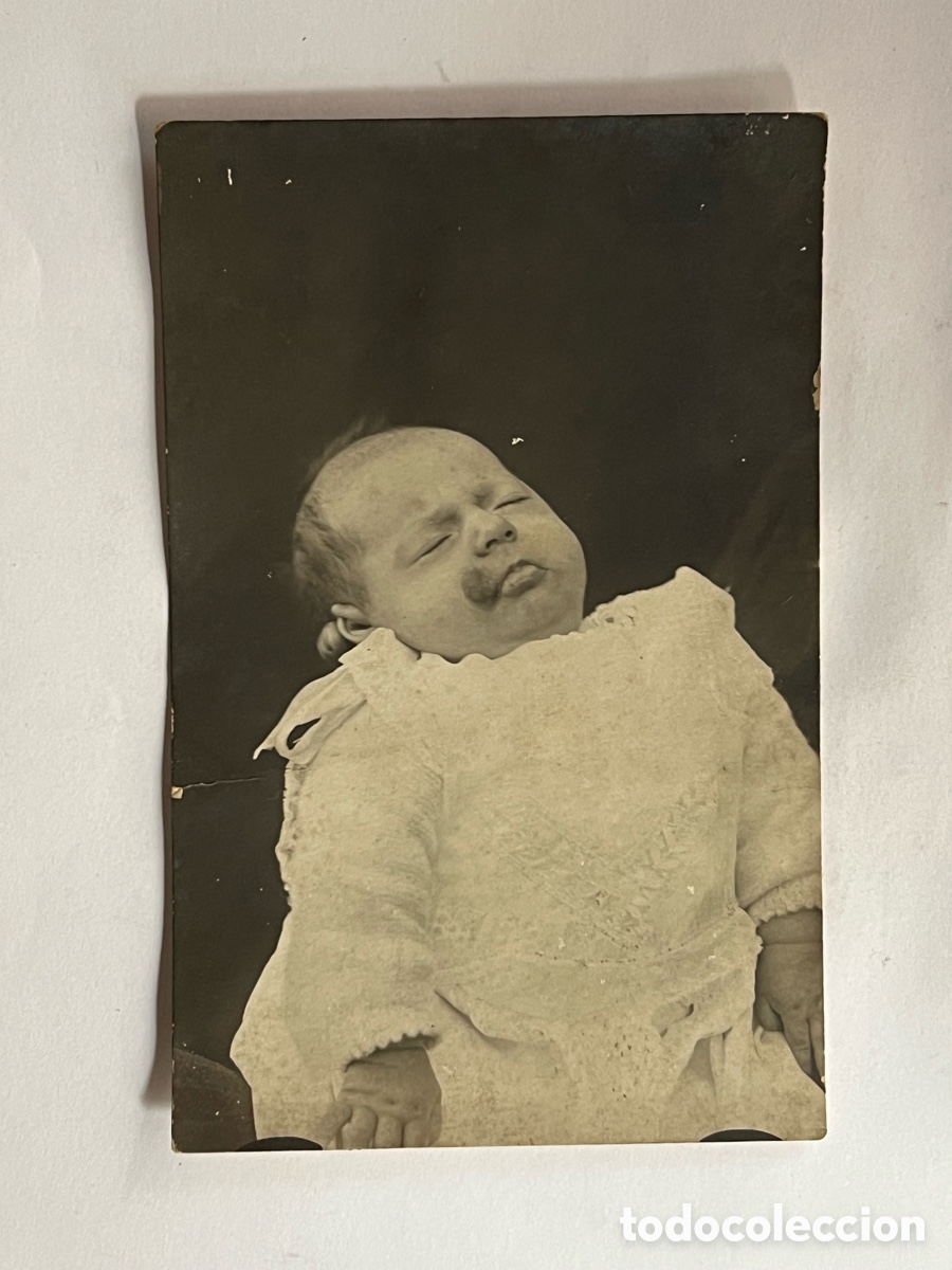 Fotograf&iacute;a antigua: POSTMORTEM Valencia&hellip;. Fotograf&iacute;a an&oacute;nima.. Beb&eacute; de corta edad&hellip; (h.1920?) Med&iacute;das: 14 x 9
