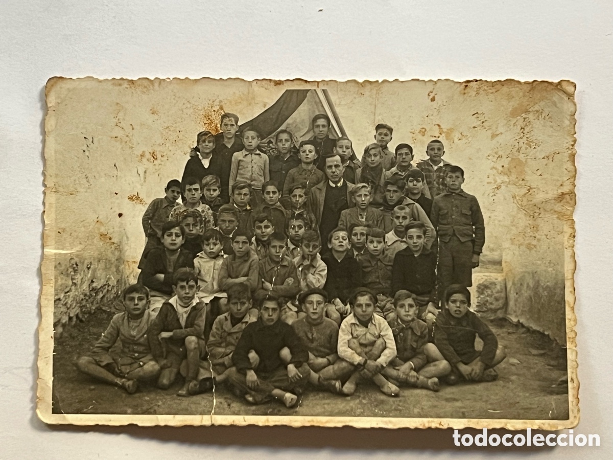Fotograf&iacute;a antigua: RECUERDO ESCOLAR.., la Escuela en la Espa&ntilde;a de Postguerra. Gran Bandera Escudo de San Juan (h.1940?)