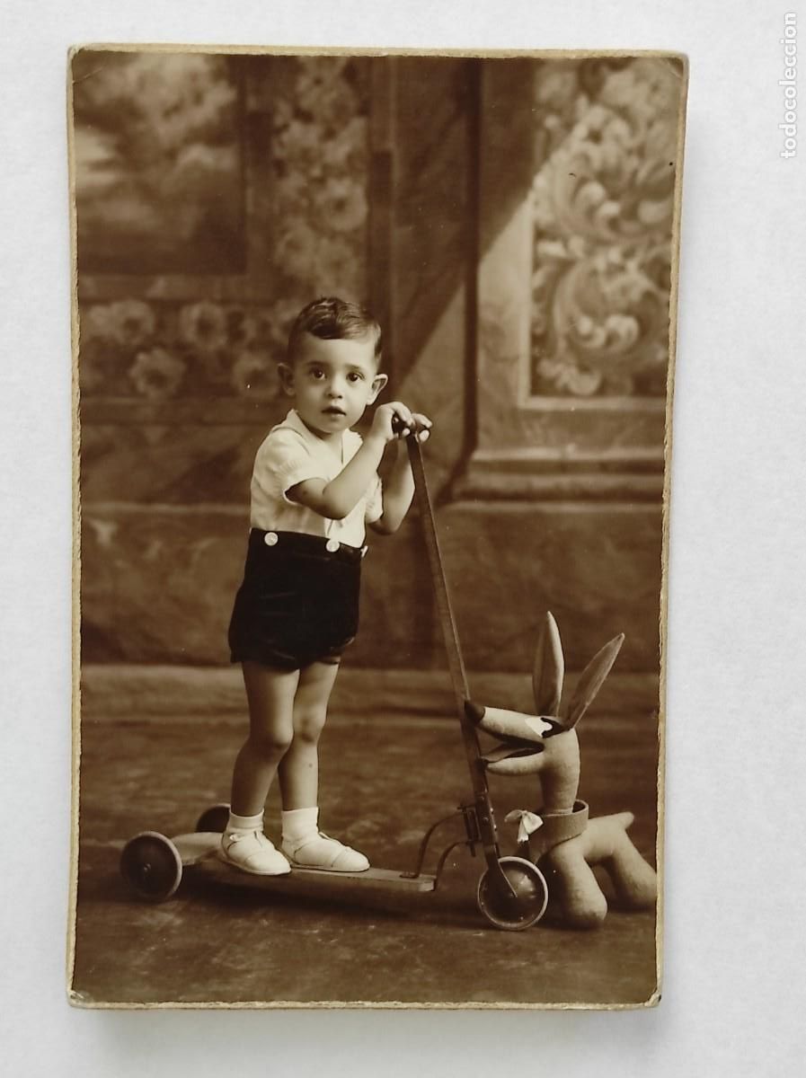 Fotograf&iacute;a antigua: RETRATO DE UN NI&Ntilde;O PEQUE&Ntilde;O MONTADO EN UN PATINETE A&Ntilde;O 1934 - FOT&Oacute;GRAFO J. LLOPIS, VALENCIA