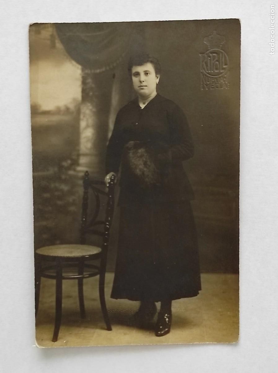 Fotograf&iacute;a antigua: RETRATO DE UNA JOVEN APOYADA EN UNA SILLA - FOT&Oacute;GRAFO RIPOLL, YECLA (MURCIA)