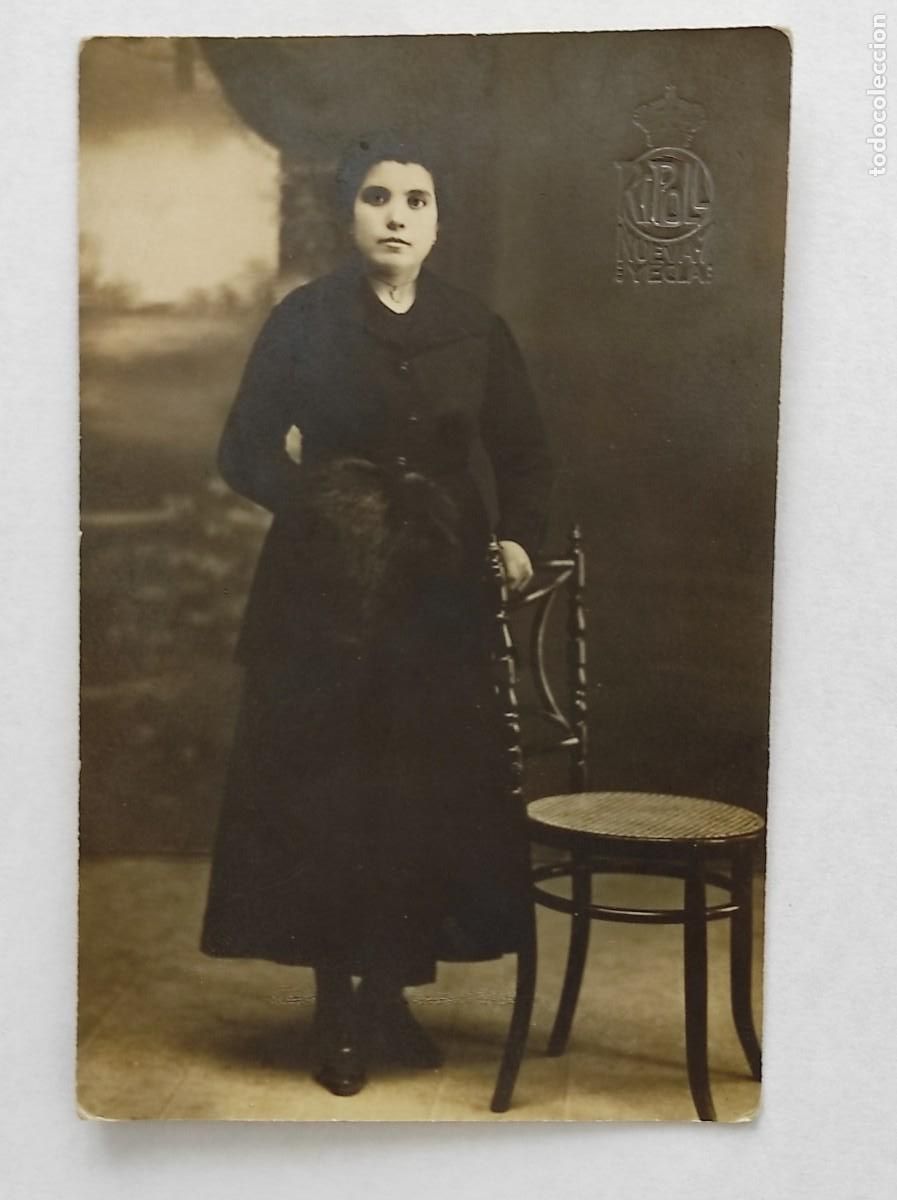 Fotograf&iacute;a antigua: RETRATO DE UNA JOVEN APOYADA EN UNA SILLA - FOT&Oacute;GRAFO RIPOLL, YECLA (MURCIA)