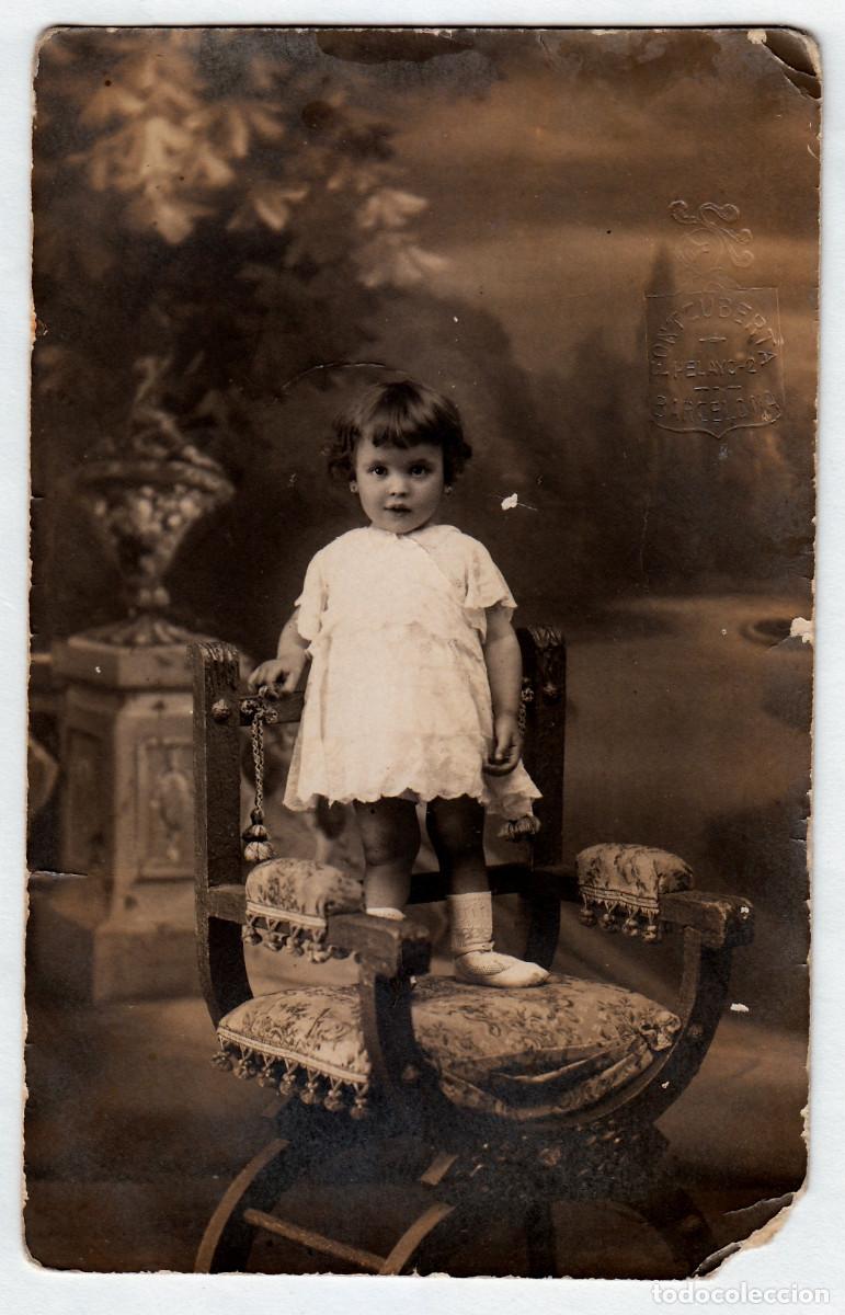 Fotograf&iacute;a antigua: Fontcuberta, Barcelona. Ni&ntilde;ita sobre una silla cuidadosamente tapizada. A&ntilde;os 10-20 rc