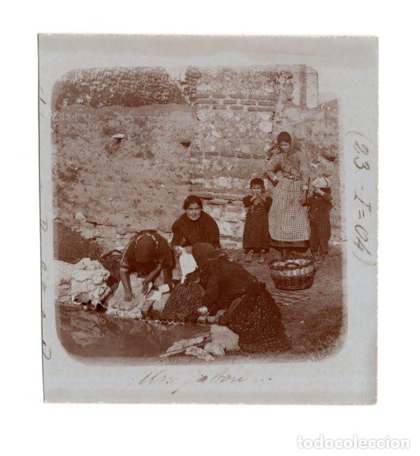 Fotograf&iacute;a antigua: UN GRUPO DE LAVANDERAS TRADICIONALES REALIZANDO SUS LABORES JUNTO A UN CANAL. 10X9,2.