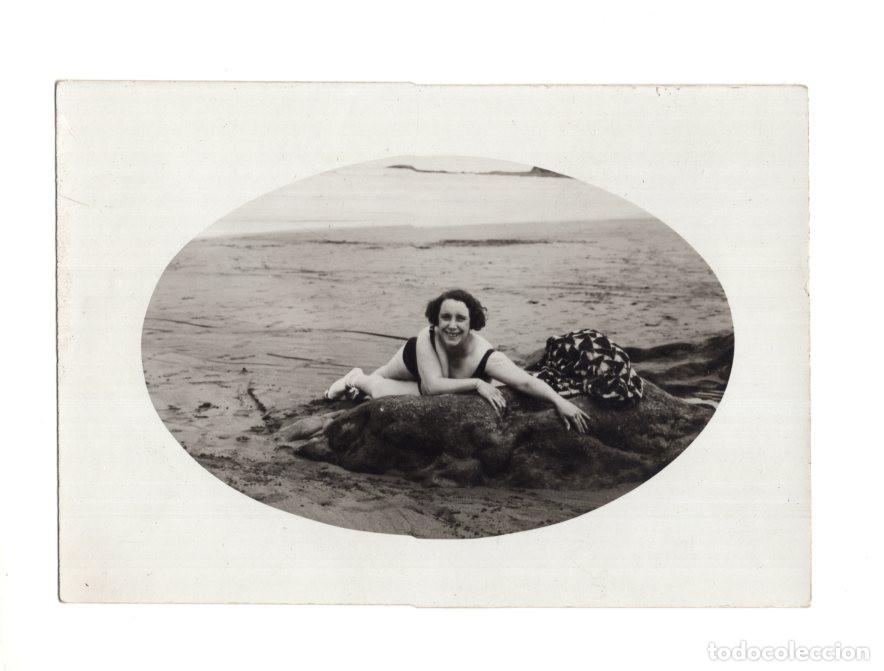 Fotograf&iacute;a antigua: MUJER SONRIENTE EN TRAJE DE BA&Ntilde;O DESCANSANDO SOBRE UNA ROCA EN LA PLAYA. POSTAL FOTOGR&Aacute;FICA.