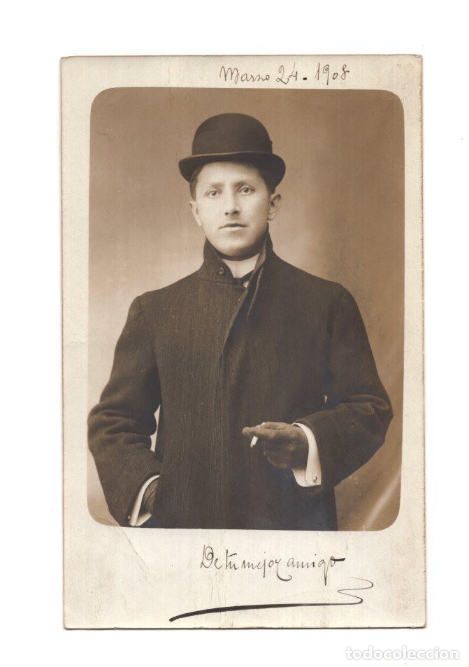 Fotograf&iacute;a antigua: JOVEN VESTIDO CON LA MODA FORMAL, QUE INCLUYE UN ABRIGO OSCURO DE CUELLO ALTO Y UN SOMBRERO BOMB&Iacute;N