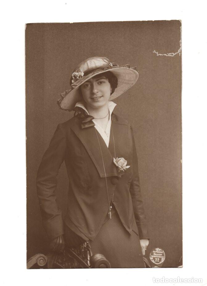 Fotograf&iacute;a antigua: TARJETA POSTAL QUE MUESTRA EL RETRATO DE UNA JOVEN MUJER VESTIDA CON LA MODA DE LA &Eacute;POCA EDUARDIANA
