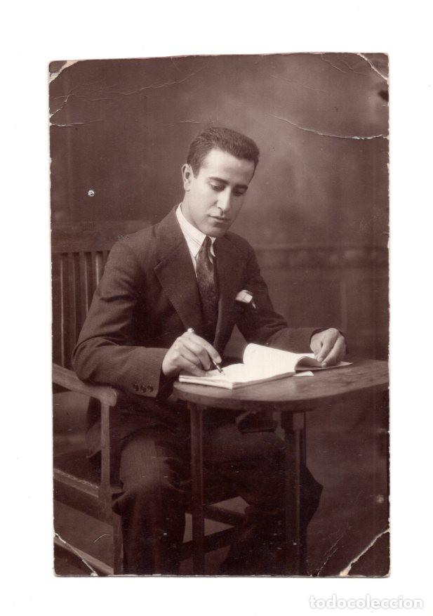 Fotograf&iacute;a antigua: HOMBRE SENTADO ESCRIBIENDO EN UNA MESA. FOTO RODR&Iacute;GUEZ VALDEPE&Ntilde;AS.