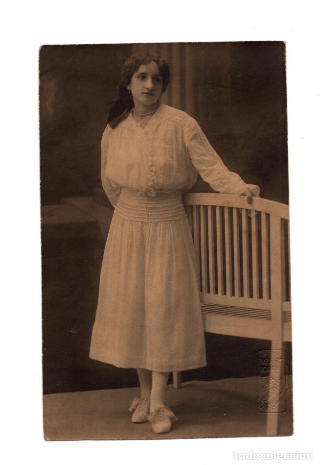 Fotograf&iacute;a antigua: TARJETA POSTAL, RETRATO FOTOGR&Aacute;FICO ANTIGUO EN TONO SEPIA DE UNA MUJER JOVEN. FOTO WILLY KOCHF. SAN