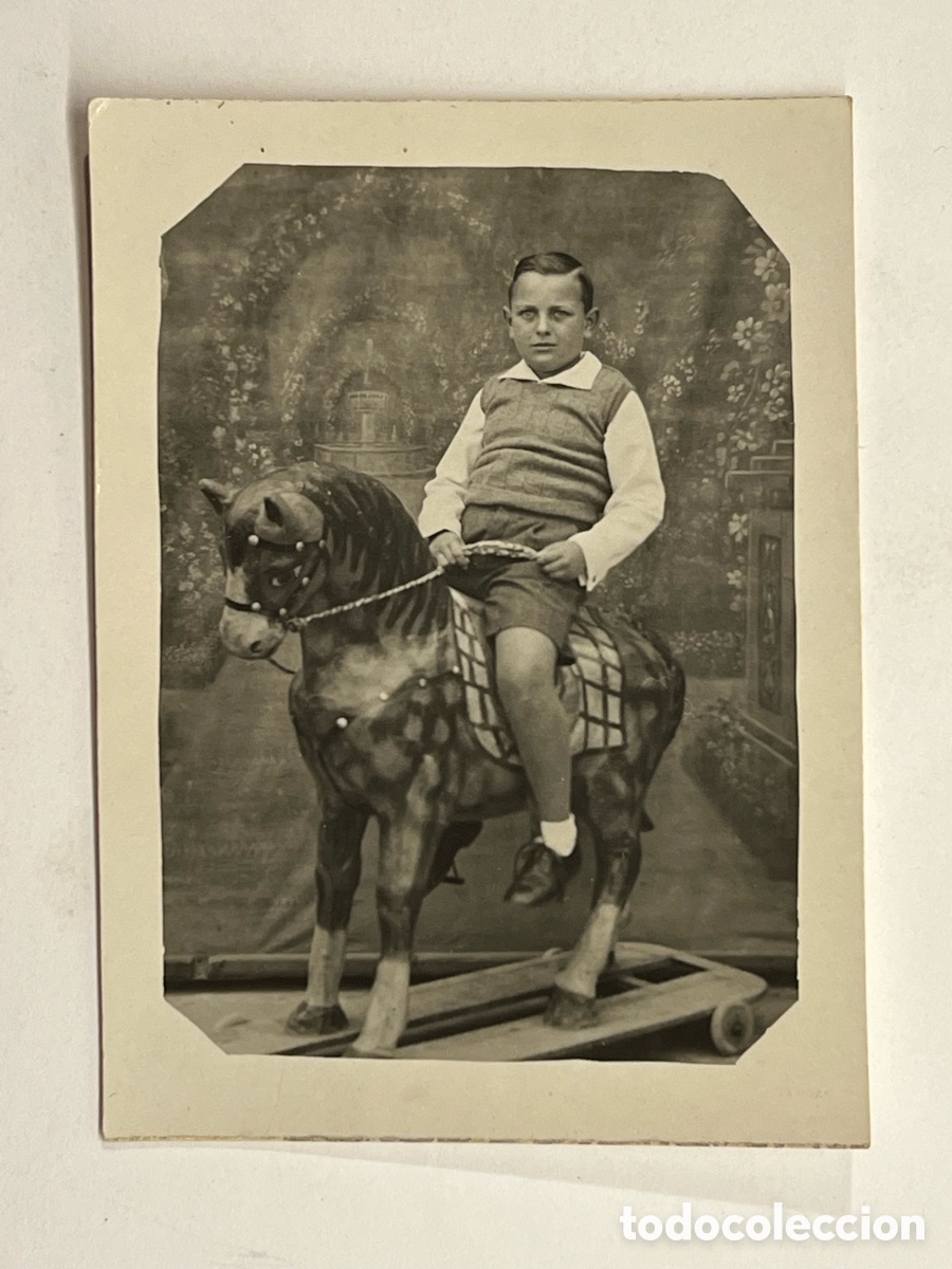 Fotograf&iacute;a antigua: MINUTEROS de Postguerra.. Un verdadero jinete con su caballo de carton (h.1945?)
