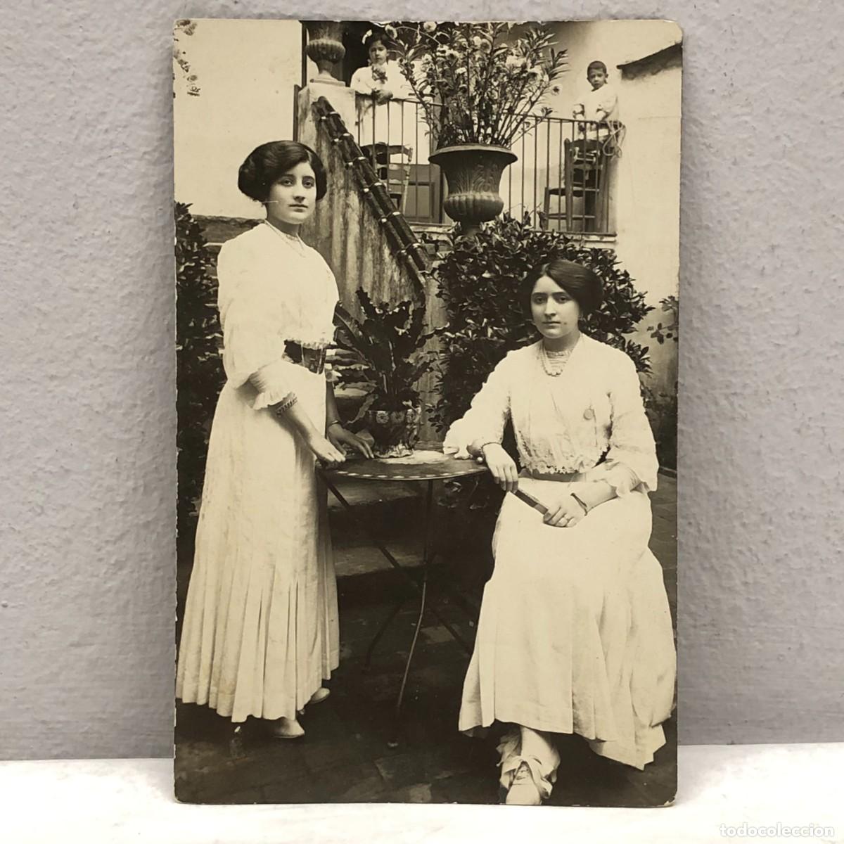 Fotograf&iacute;a antigua: ANTIGUA FOTOGRAFIA - TARJETA POSTAL - RETRATO DOS MUJERES EN PATIO - A&Ntilde;OS 20 - 140 X 90 MM / 381